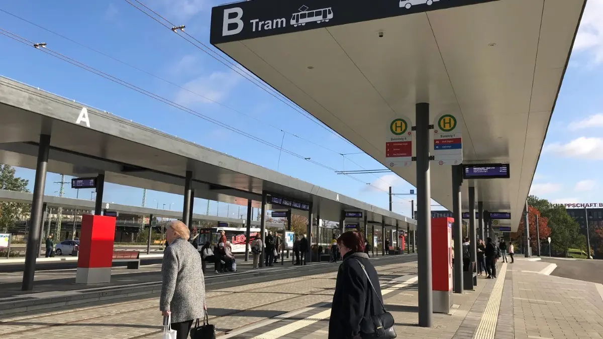 Die Haltestellen für Straßenbahnen und Busse sind großzügig und weitläufig. Allerdings bieten sie keinen Schutz gegen Wind.
Auf dem Vorplatz sind die Haltestellen sehr großzügig gestaltet, allerdings dürfte es im Herbst recht zugig werden. Es gibt keine schützende Wand oder Glasscheibe.