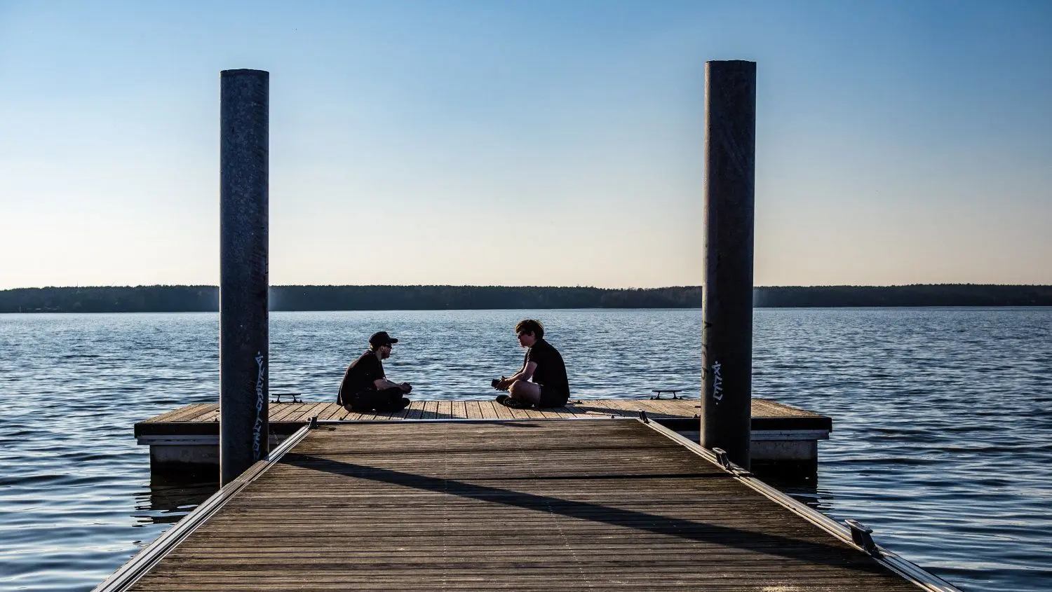 Der Spremberger Stausee ist ein beliebtes Ausflugsziel. Kai (l.) und Kevin (r.) sind seit Berufsschulzeiten Freunde und haben einen Ausflug von Bad Muskau zum Stausee gemacht.