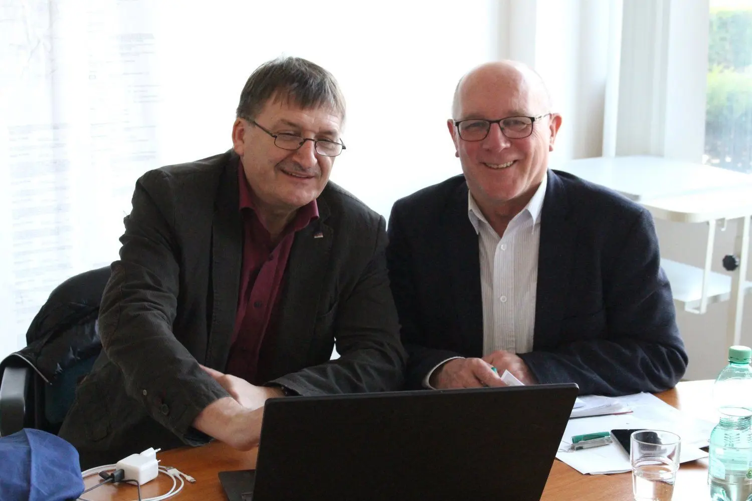 Alter und neuer Vorsitzender des Wasserzweckverbandes "Mittlere Neiße-Schöps" beisammen. Rüdiger Mönch (l.) wurde verabschiedet, Boxbergs Bürgermeister Achim Junker (CDU) ist neuer Vorsitzender.