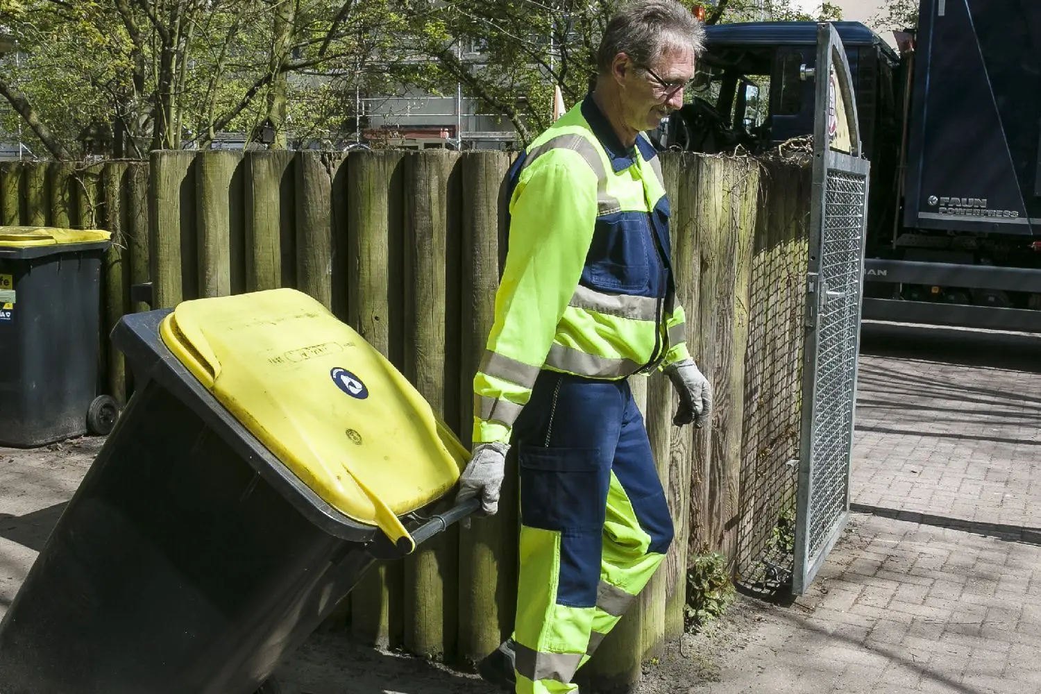 Die Alba GmbH entsorgt in Cottbus sowie Spree-Neiße den Plastikmüll und kümmert sich um die gelben Tonnen. In Forst gab es jüngst allerdings Probleme mit der Leerung.