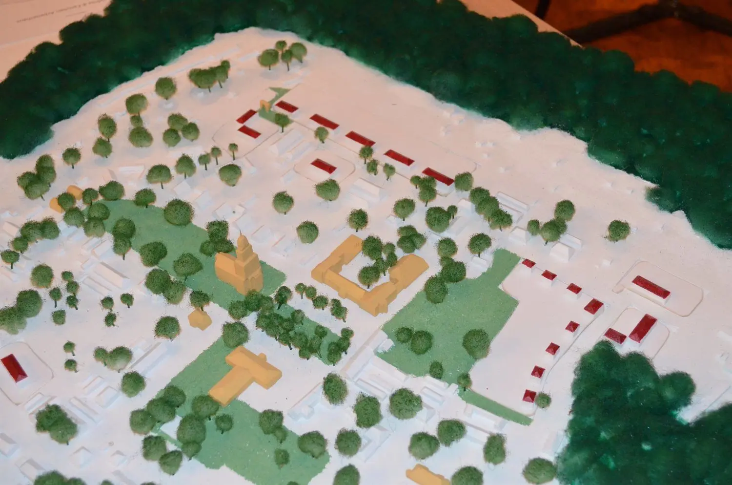 Dieses Modell zeigt mögliche Neubauten in der Gartenstadt Erika – unter anderem an der Oststraße, nahe des Laubuscher Tors.