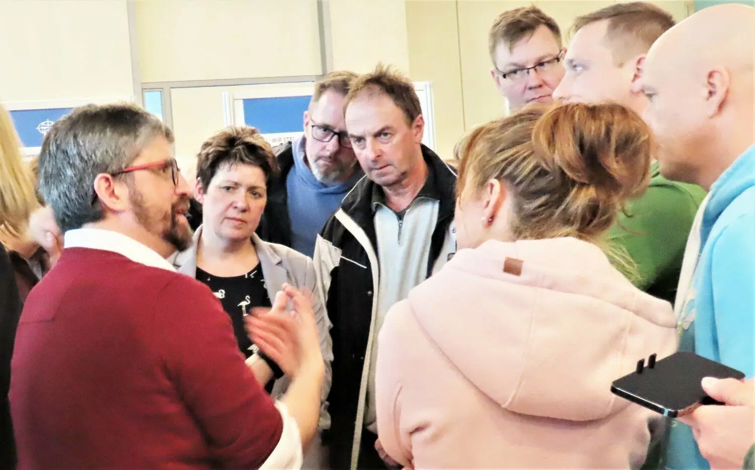 Blas Urioste, Country Manager der Kupferschiefer Lausitz (KSL) GmbH, stellt sich im Gespräch den Fragen von Bürgern zum geplanten Kupferabbau in Spremberg.