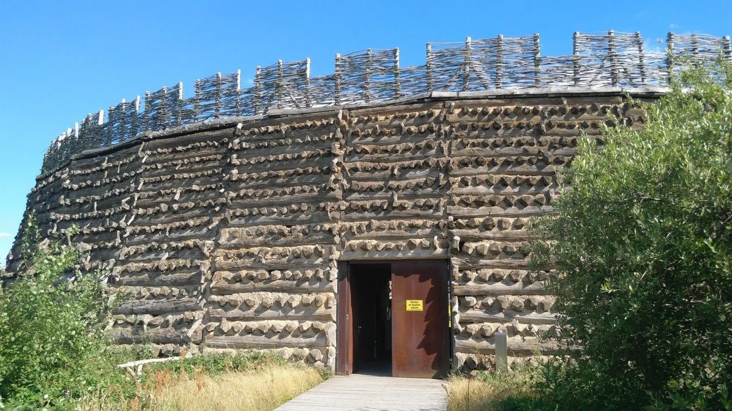 Noch ist das Betreten der Slawenburg verboten, wie ein Hinweisschild vor den Toren der Anlage deutlich macht. Die Wiedereröffnung ist für Freitag, 28. August, vorgesehen. Dann dürfen auch wieder Besucher in das Burgareal.