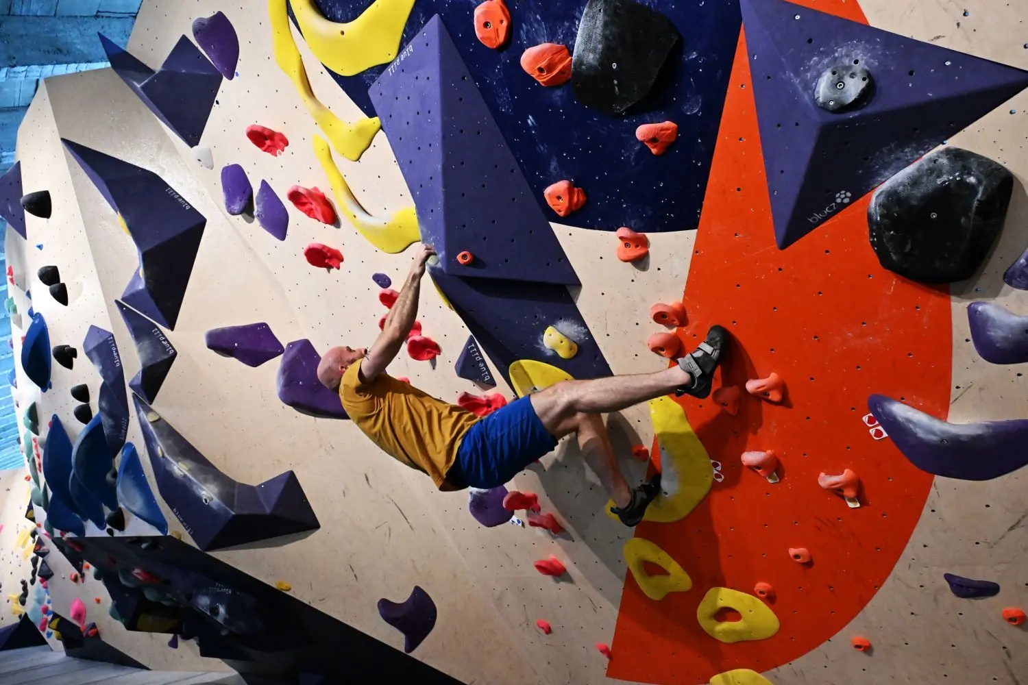 In der Klunker-Boulderhalle in der Cottbuser Parzellenstraße geht es hoch hinaus, wie hier ein Erwachsener zeigt. Auch hier können Ferienkinder mit dem Aktionspass sparen.
