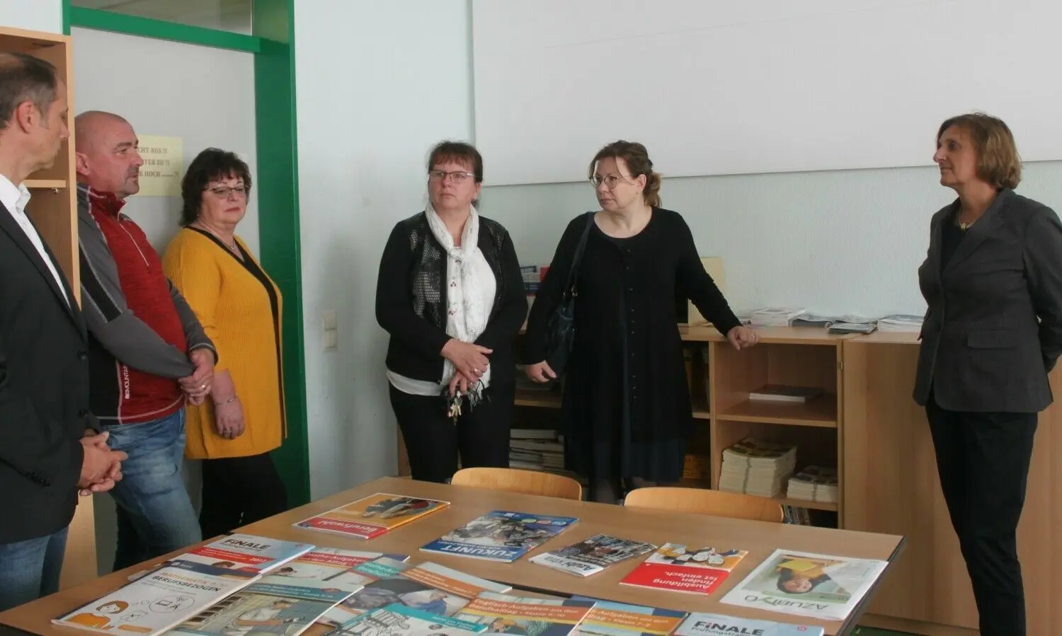 Brandenburgs Bildungsministerin Britta Ernst (r.) hat sich in der Clajus-Schule über die Umsetzung des Programms „Aufholen nach Corona“ informiert. Ihr Interesse galt auch dem Projekt „Produktives Lernen“.
