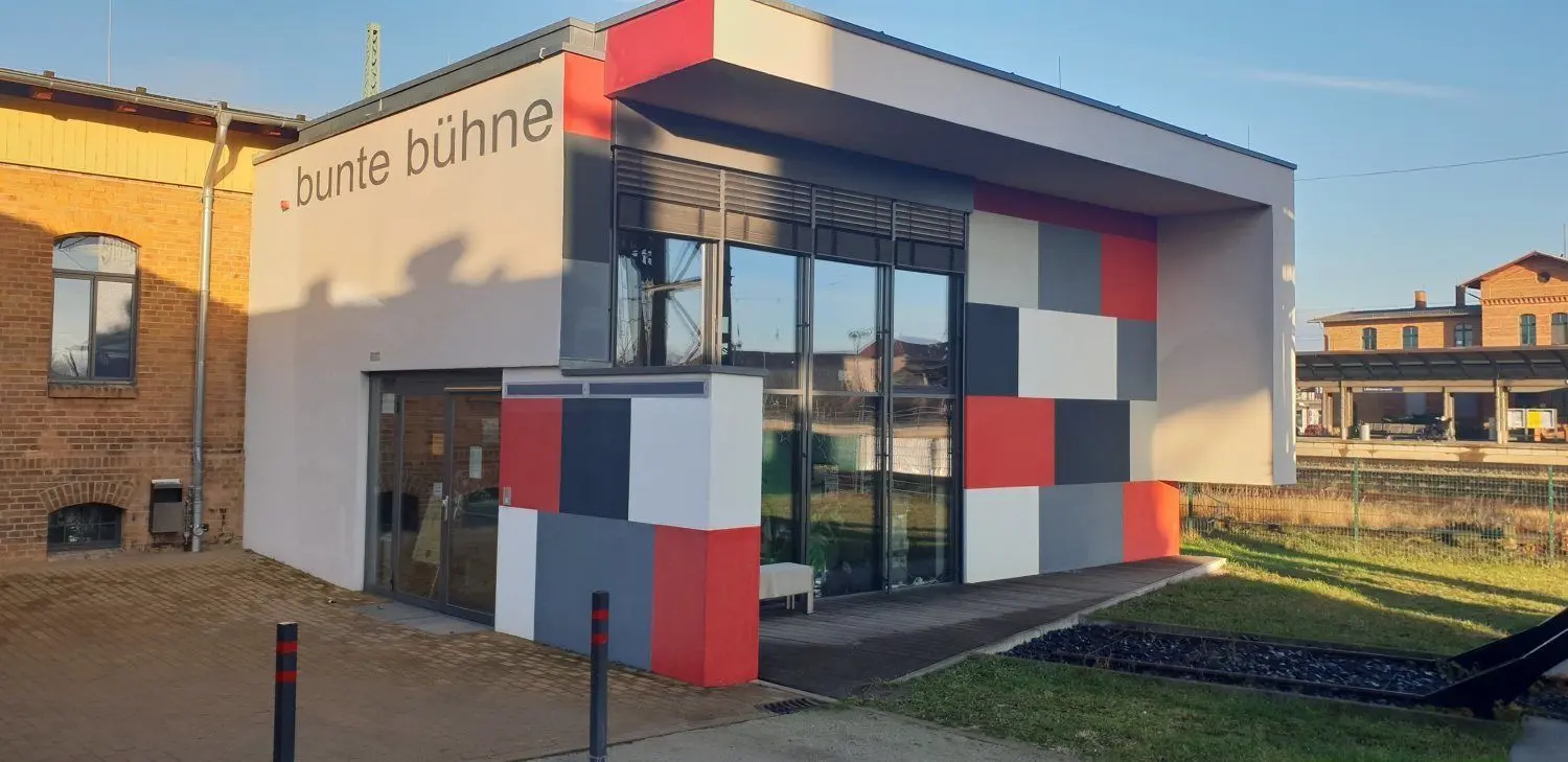 Die Bunte Bühne bleibt coronabedingt geschlossen, die neue Produktion, Pension Spreewald, Teil 6, kann dennoch angeschaut werden – im Internet als Video.