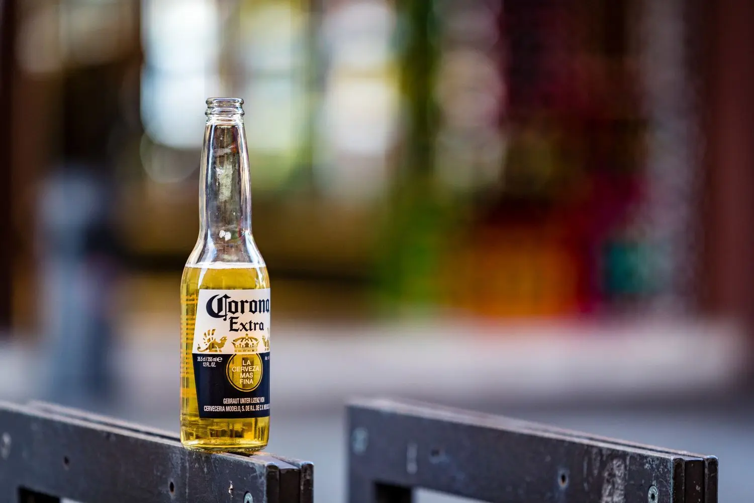 Eine geöffnete Flasche der mexikanischen Biermarke „Corona Extra“ steht in der Cottbuser Sprem auf einem Fahrradständer.