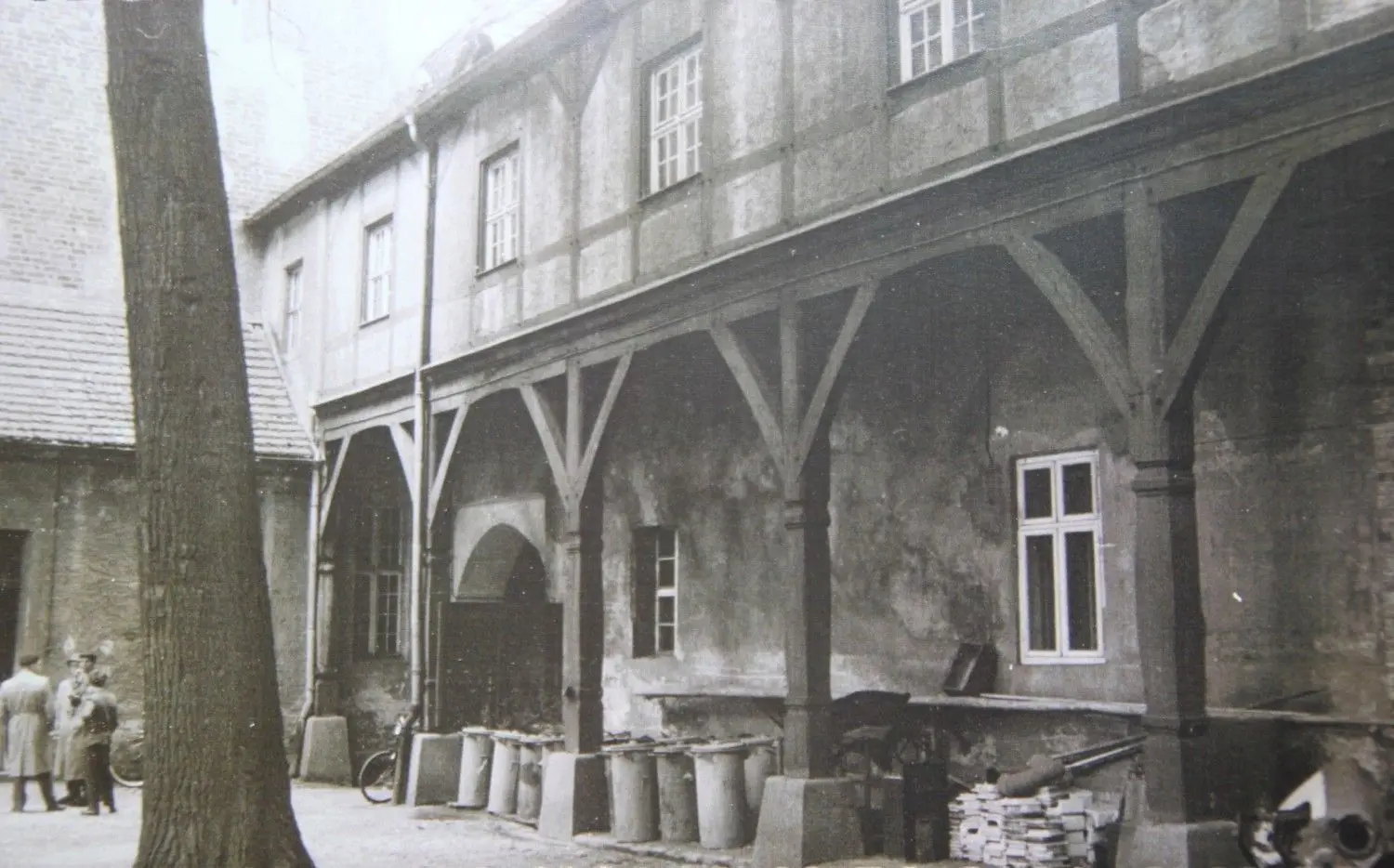 Repro eines alten Fotos aus dem Archiv des Niederlausitzer Heidemuseums. Gar nicht schön sah der Innenhof 1961 aus, Er weurde für Mülltonnen gebraucht. Und bei der Schloss-Sanierung zwei Jahre später wurde auch kein besonderes Augenmerk auf den Erhalt originaler Bausubstanz gelegt.