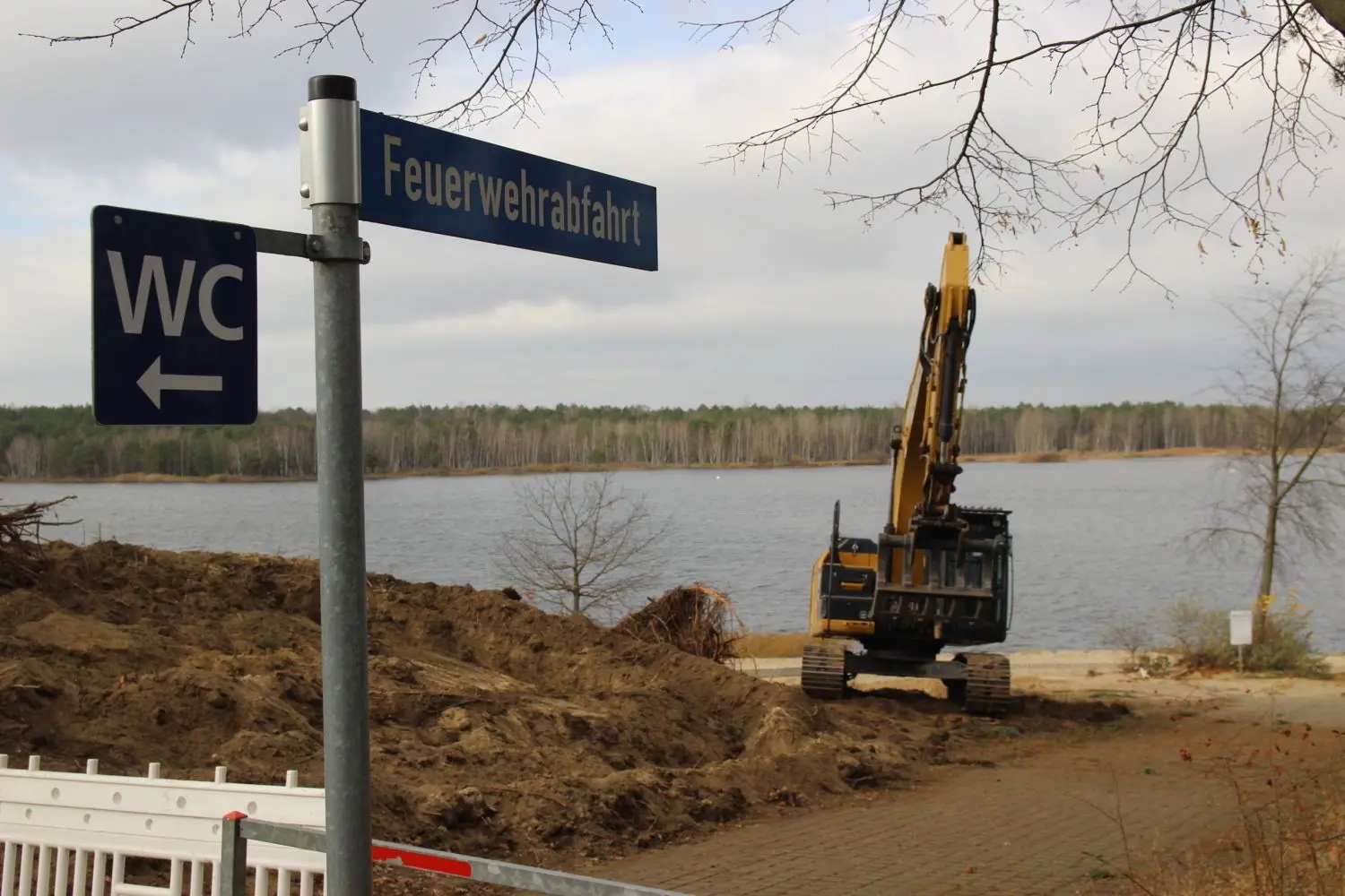 Der Abschluss der Waldpromenade im Familienpark zum See erhält bis Ostern 2022 ein neues Antlitz. Unter anderem ensteht ein barrierefreier Wasserzugang.