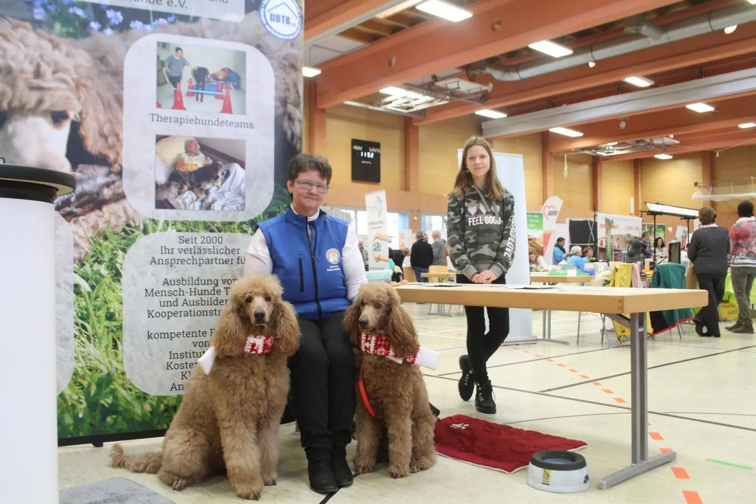 Gleich am Eingang waren sie ein Hingucker und sorgten vielmals für eine freundliche Begrüßung: Die Therapiebegleithunde von Ines Pawlitzki aus Stendhal.