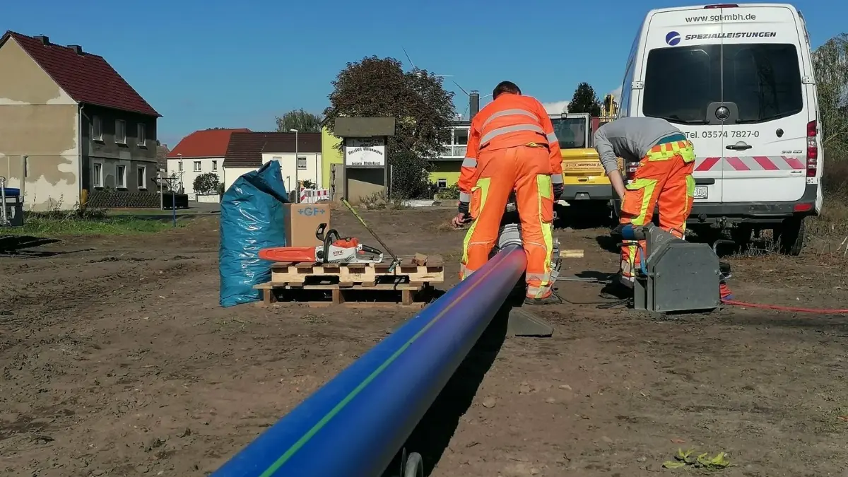 Die Segmente der zweiten Trinkwasserhauptleitung werden gegenwärtig bei Wainsdorf zu 150 Meter langen Abschnitten zusammengeschweißt.
Die Segmente der zweiten Trinkwasserhauptleitung werden gegenwärtig bei Wainsdorf zu 150 Meter langen Abschnitten zusammengeschweißt.