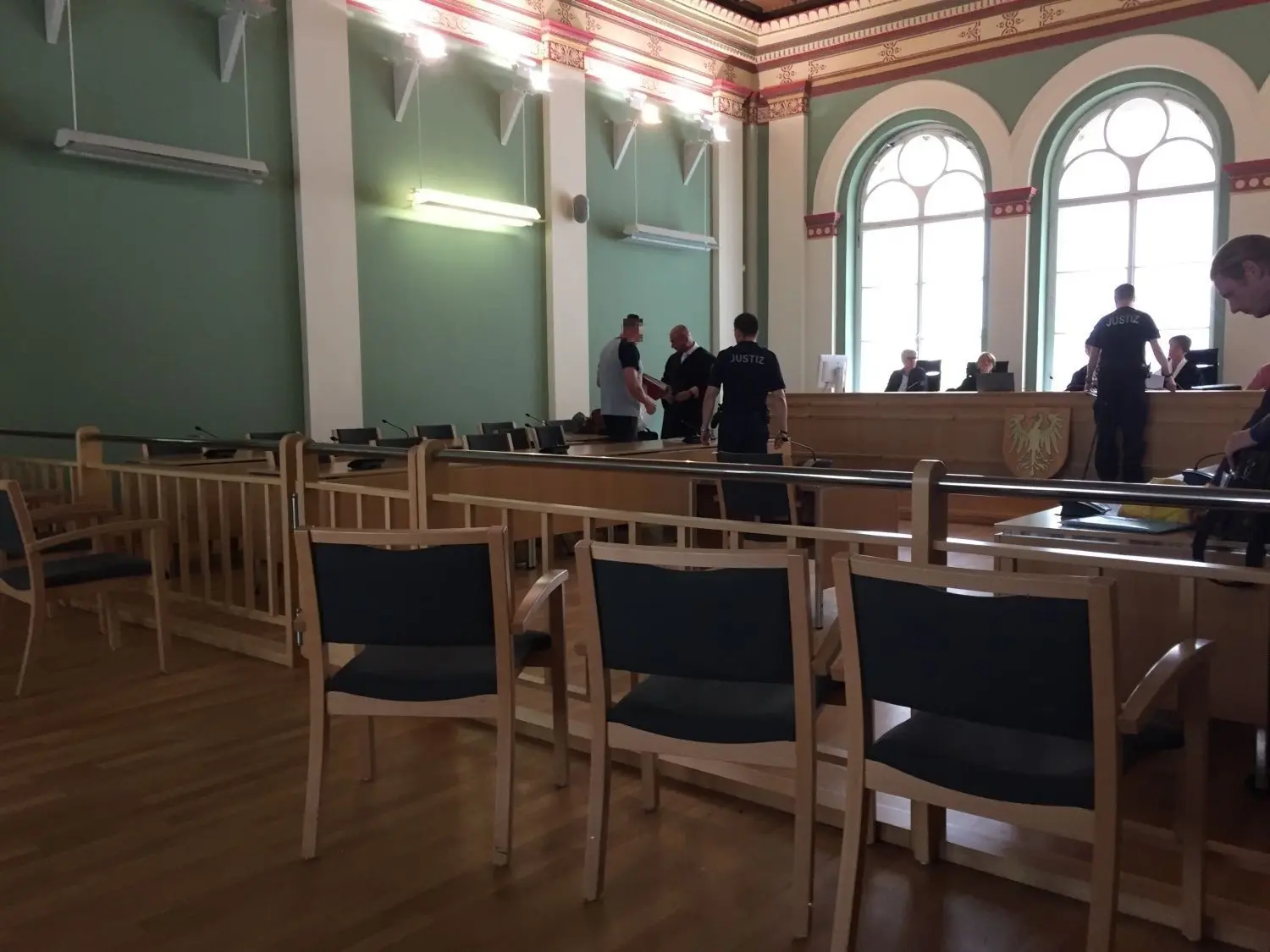 In Handschellen wird Stefan S. am Montag in den Gerichtssaal geführt. Sagen wird er nichts vorerst. ⇥
