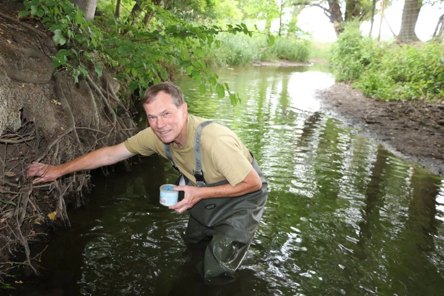 Naturschutzhelfer Herbert Schnabel sammelt an der Uferböschung der Schwarzen Elster bei Dörgenhausen Exuvien, also die Larvenhülsen geschlüpfter Insekten. ⇥