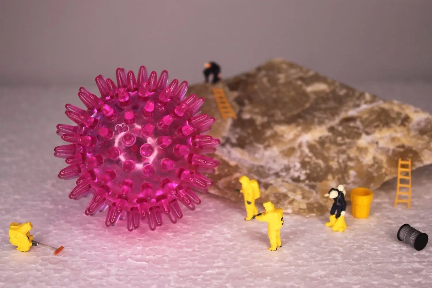 So kann mit der Miniaturfotografie der Kampf gegen den Corona-Virus dargestellt werden. ⇥