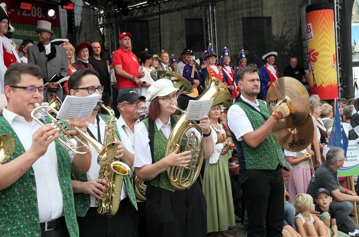 Richtig was los ist, wenn Spremberg Heimatfest feiert – und Baufachbereichsleiter Gerd Schmiedel spielt das Becken (r).