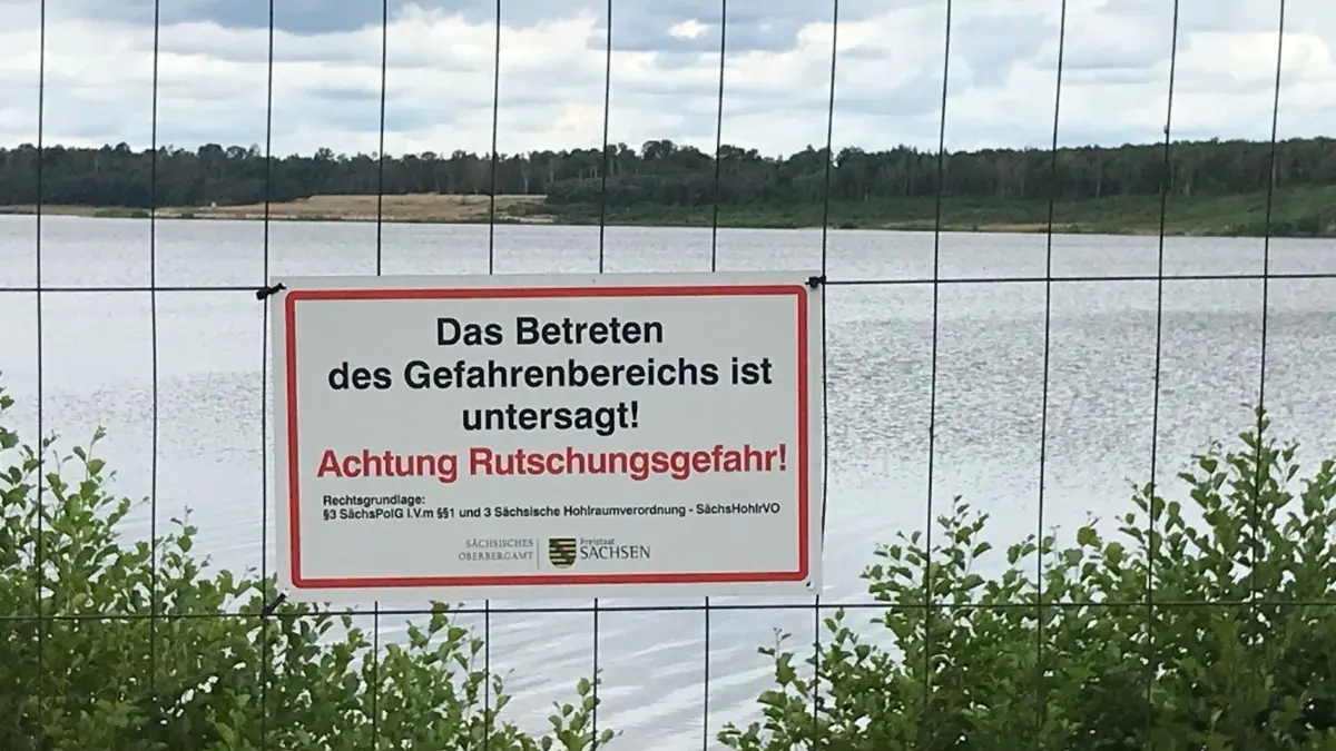 Seit 2014 ist der Knappensee für die Nutzung gesperrt und soll es laut Planung bis mindestens 2028 bleiben. Der ganze See ist umzäunt.
Seit 2014 ist der Knappensee für die Nutzung gesperrt und soll es laut Planung bis mndestens 2028 bleiben. Der ganze See ist umzäunt.