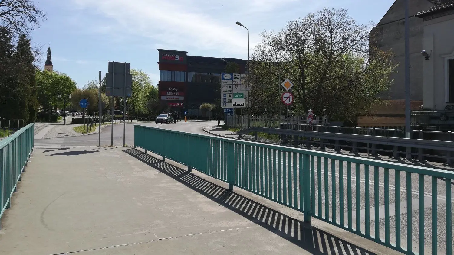 Die Grenzbrücke Richtung Gubin wirkt verwaist.