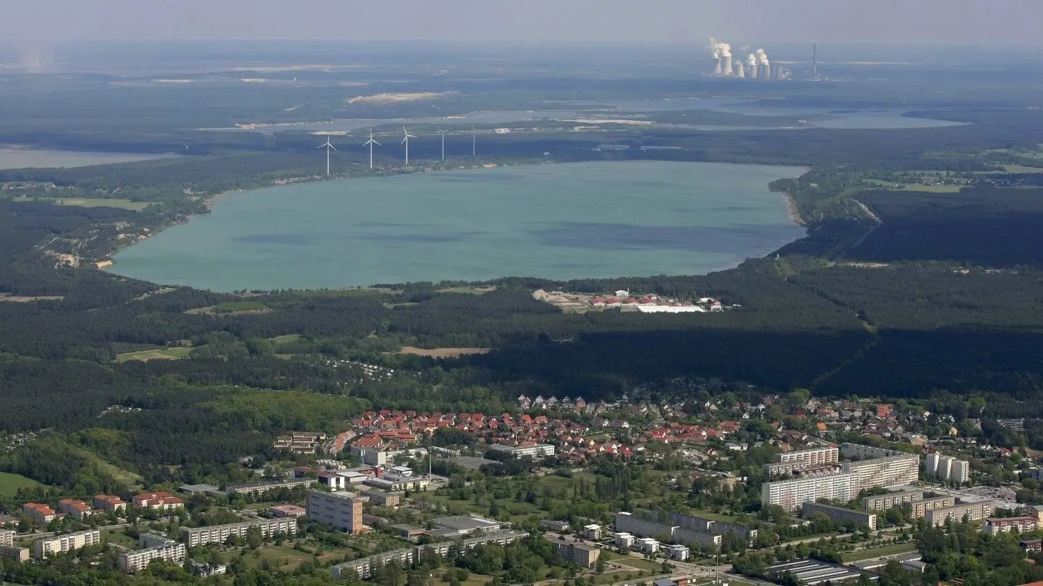 Direkt am Stadtrand von Hoyerswerda gelegen, soll der Scheibe-See zum künftigen Haussee der Stadt werden. Die Landmarke ist für die Südwestecke (rechts im Bild, unten) vorgesehen.