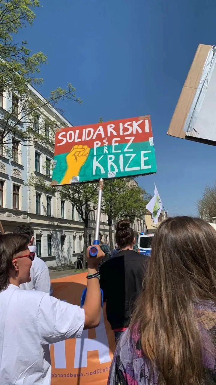 Das Kolektiw Wakuum bei der 1. Mai-Demo in Cottbus: Es meldet sich auf Sorbisch zu Wort. Auf dem Schild steht Solidarität durch die Krise.