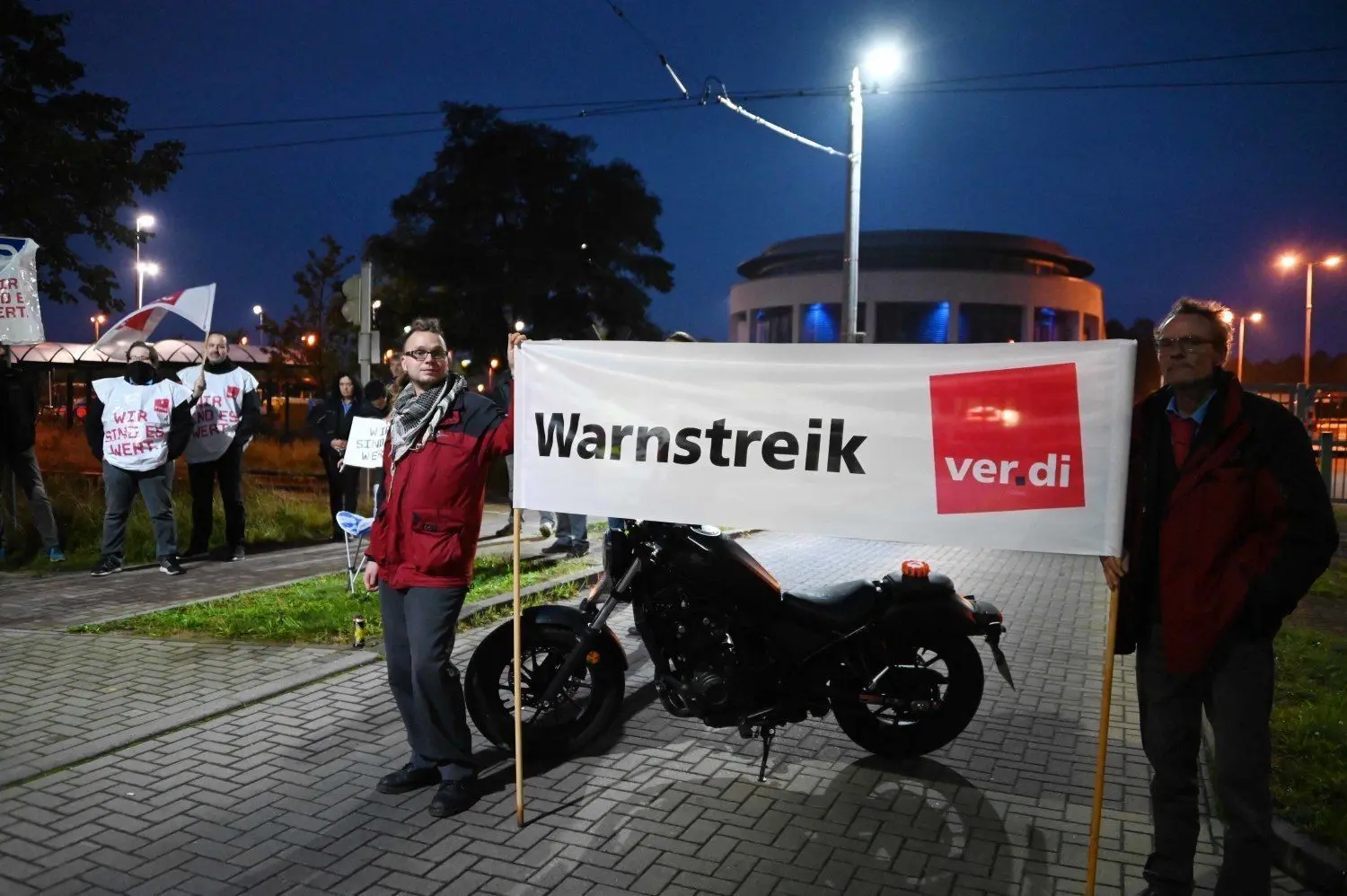 Mitarbeiterinnen und Mitarbeiter von Cottbusverkehr sind am frühen Dienstagmorgen dem Aufruf der Dienstleistungsgewerkschaft Verdi gefolgt und in einen 24-stündigen Warnstreik getreten.