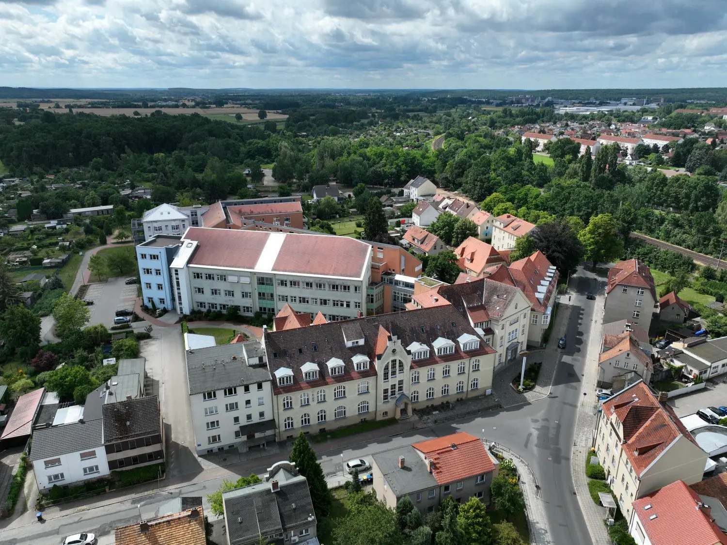 Das Krankenhaus Guben aus der Vogelperspektive.