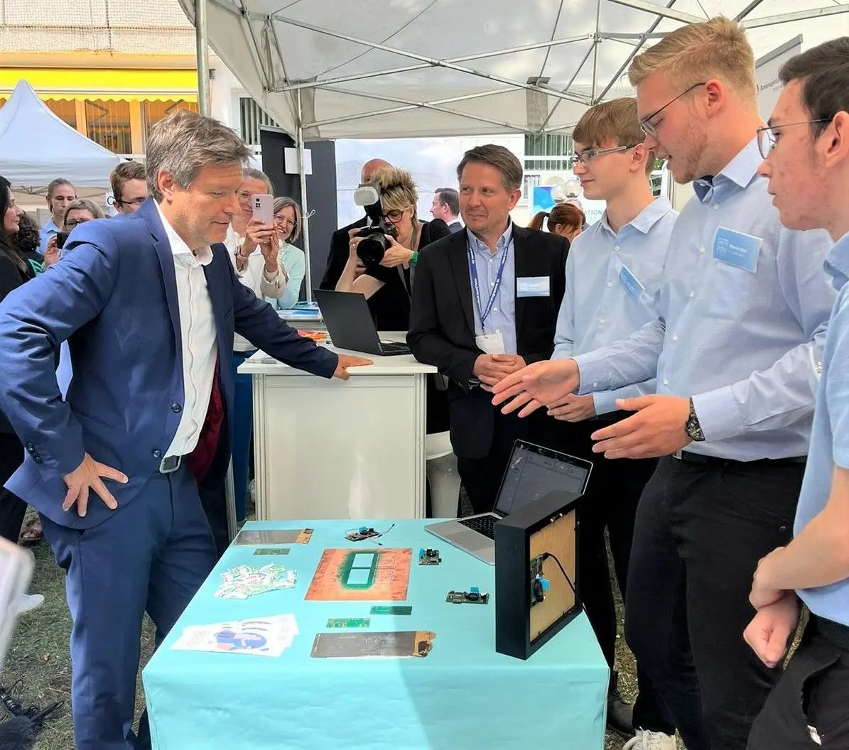 Besuch am Stand durch Bundeswirtschaftsminister Robert Habeck während des "Innovationstages Mittelstand".
