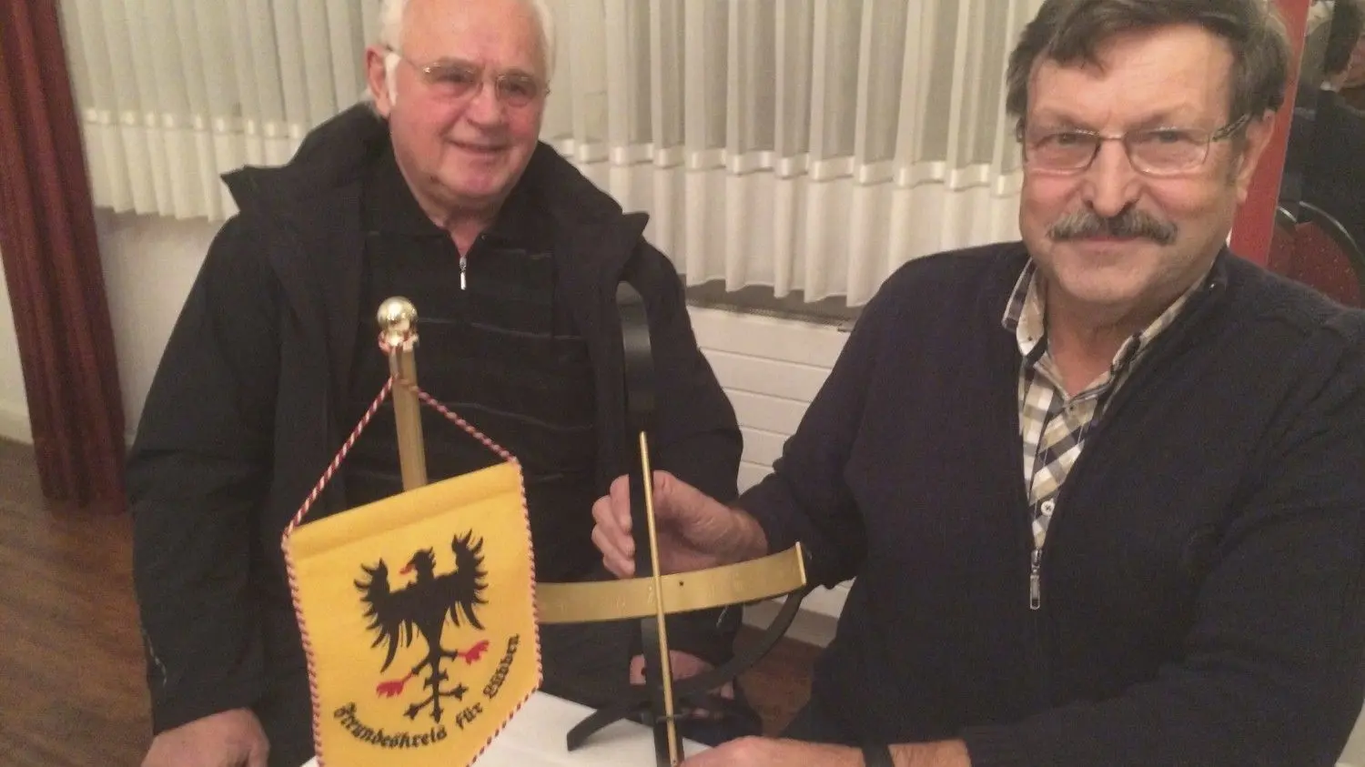 Gemeinsam mit Heinz-Dieter Wanske präsentiert Axel Markwitz von der Firma MAB Krausnick die „kleine“ Lübbener Sonnenuhr als Modell der großen, die jetzt im Schlossumfeld steht.