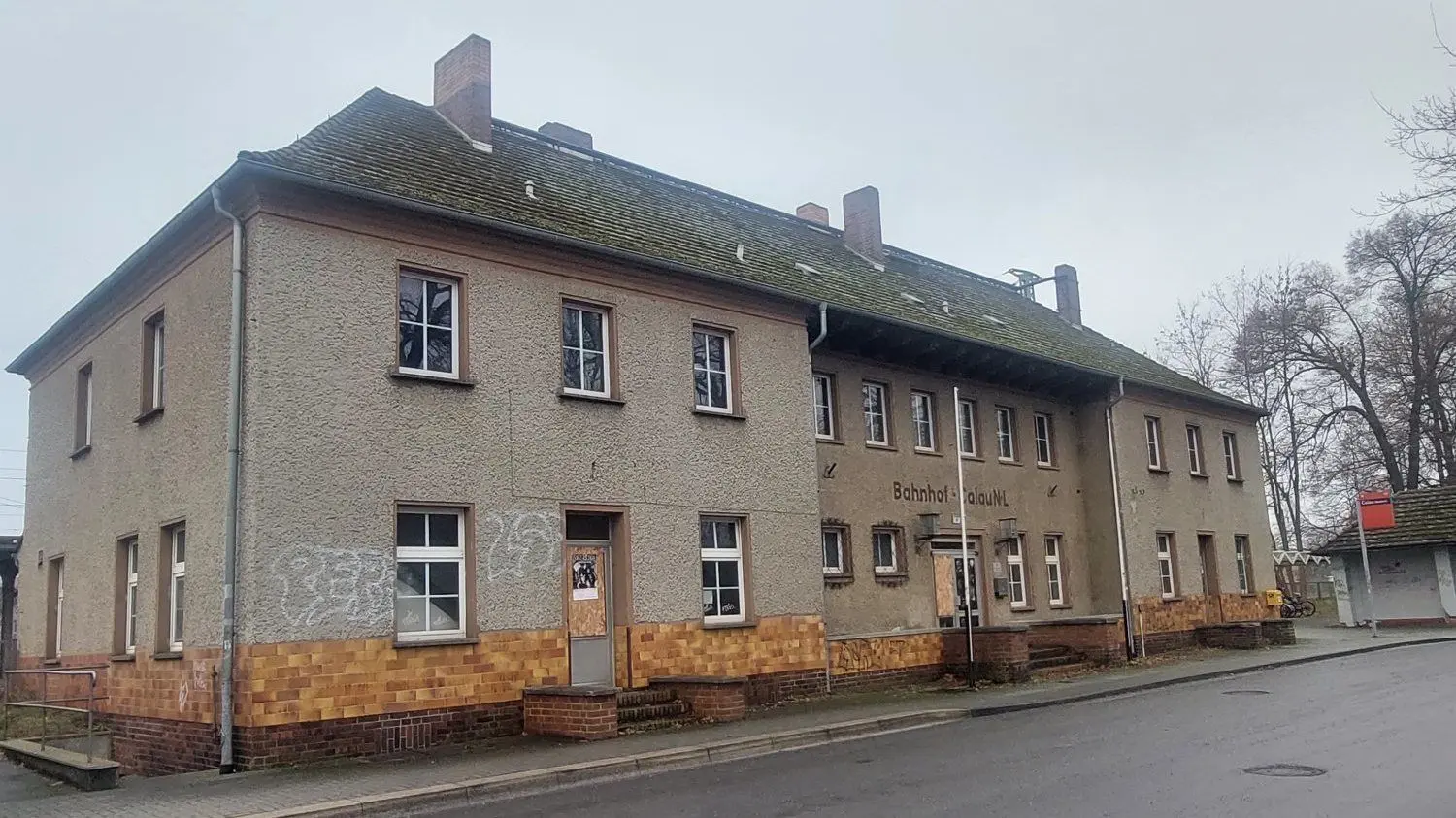 Das Bahnhofsgebäude in Calau ist seit rund drei Jahren in der Hand privater Eigentümer. Sie haben Neuigkeiten zur Weiterentwicklung des Objekts.