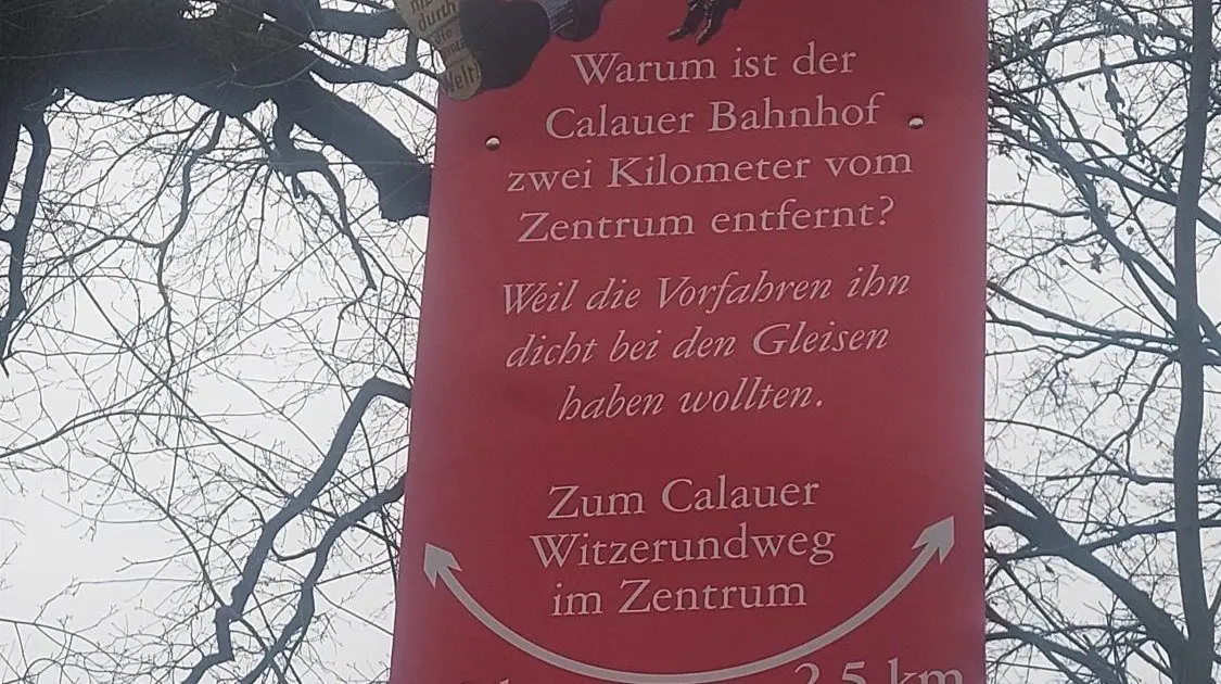 Dass die Calauer ihren von der Innenstadt recht weit entfernten Bahnhof nicht ganz ernst nehmen, wird auf diesem Schild deutlich.