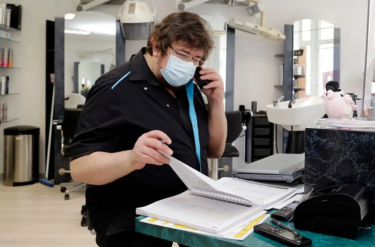 Unaufhörlich klingelte das Telefon am Mittwoch auch im Haarstudio von Karsten Pflugradt in Luckau und der Kalender füllte sich zusehends mit Kundenterminen.
