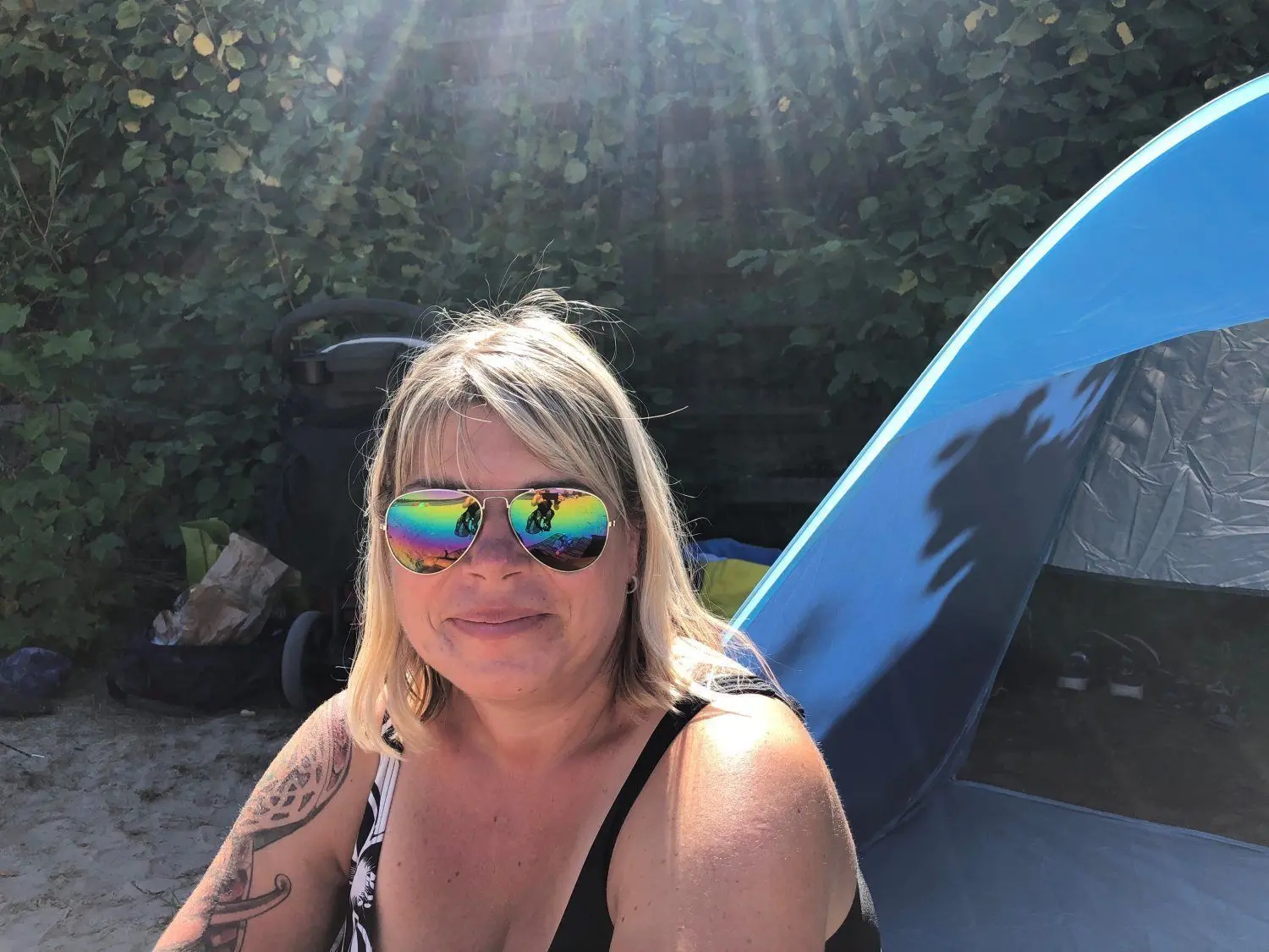 Bianka Imme (39) verbringt mit ihrer Familie und Freunden einen Tag am Senftenberger See. Die Corona-Regeln nimmt sie auch am Strand ernst.
