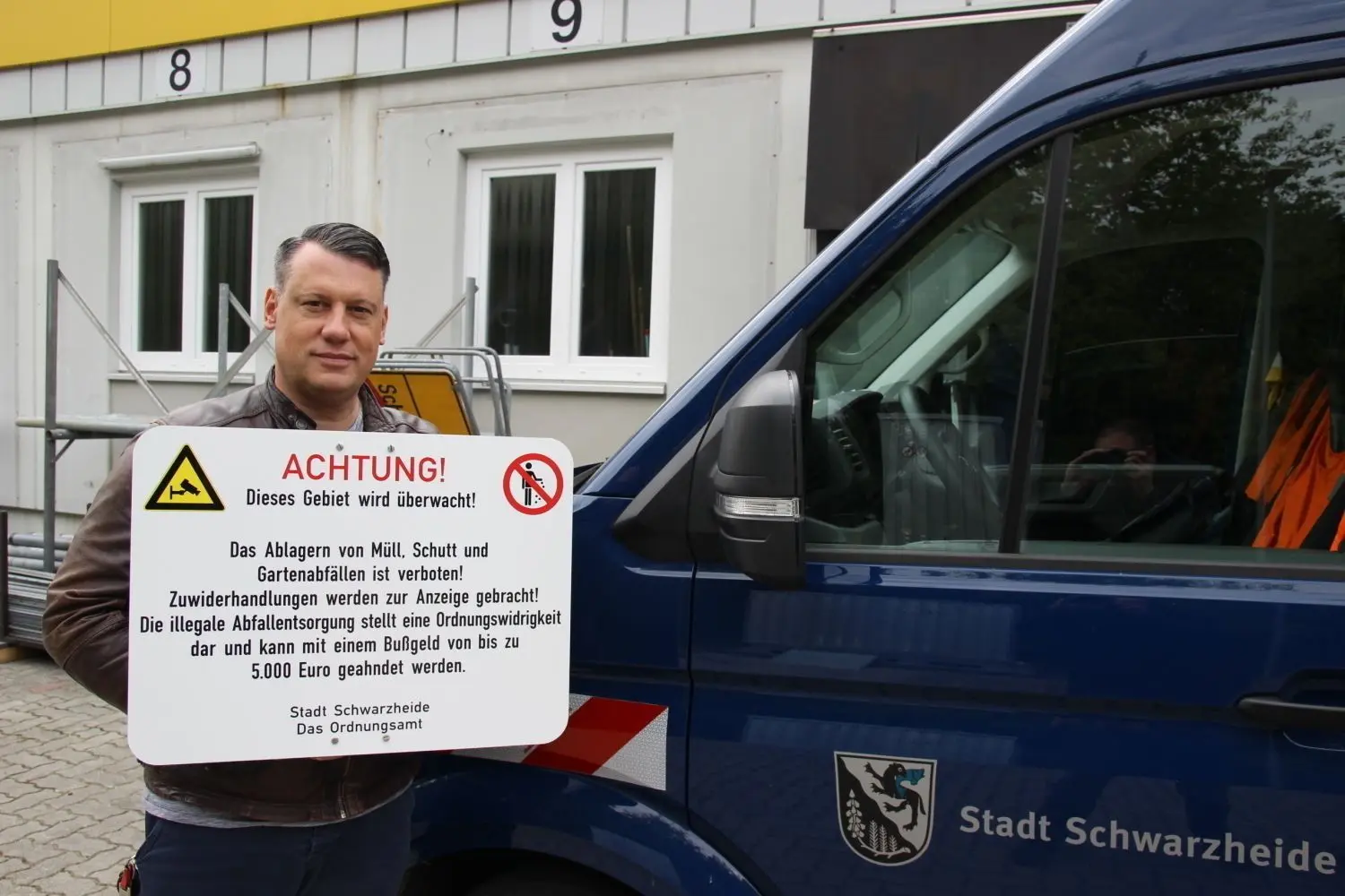 Mit rund 60 neuen Tafeln will die Stadt Schwarzheide Müllsündern an den Kragen. Die Hälfte der selbst kreierten Schilder wurde bereits an verschiedenen Stellen im Ort aufgestellt. Hier präsentiert Bürgermeister Christoph Schmidt eine der Tafeln.⇥