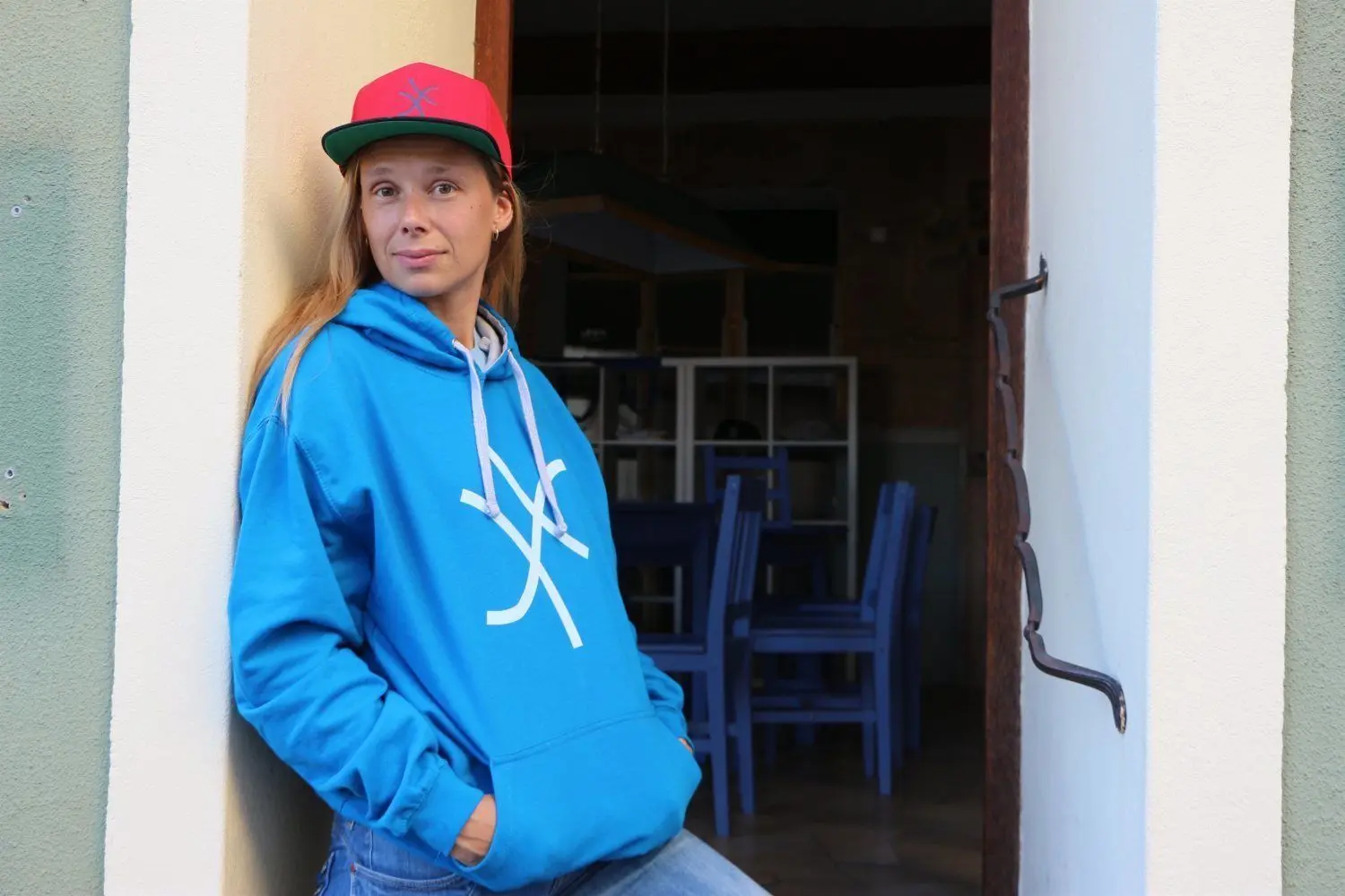 HY-verliebt! Beatrice Leyendecker (37) aus Lauta trägt ein türkisfarbenes Sweatshirt und ein rotes Cappi.