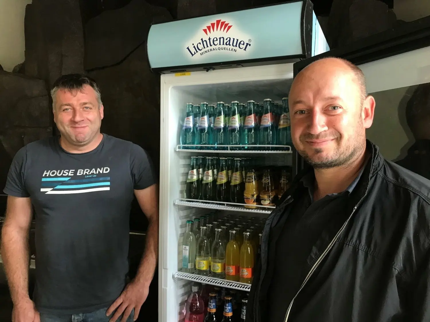 Auf der Landeskrone gibt's dank des Gastro-Teams endlich wieder etwas zu trinken und zu essen. Lars Wehlt und Alexander Hennersdorf freuen sich auf Gäste.