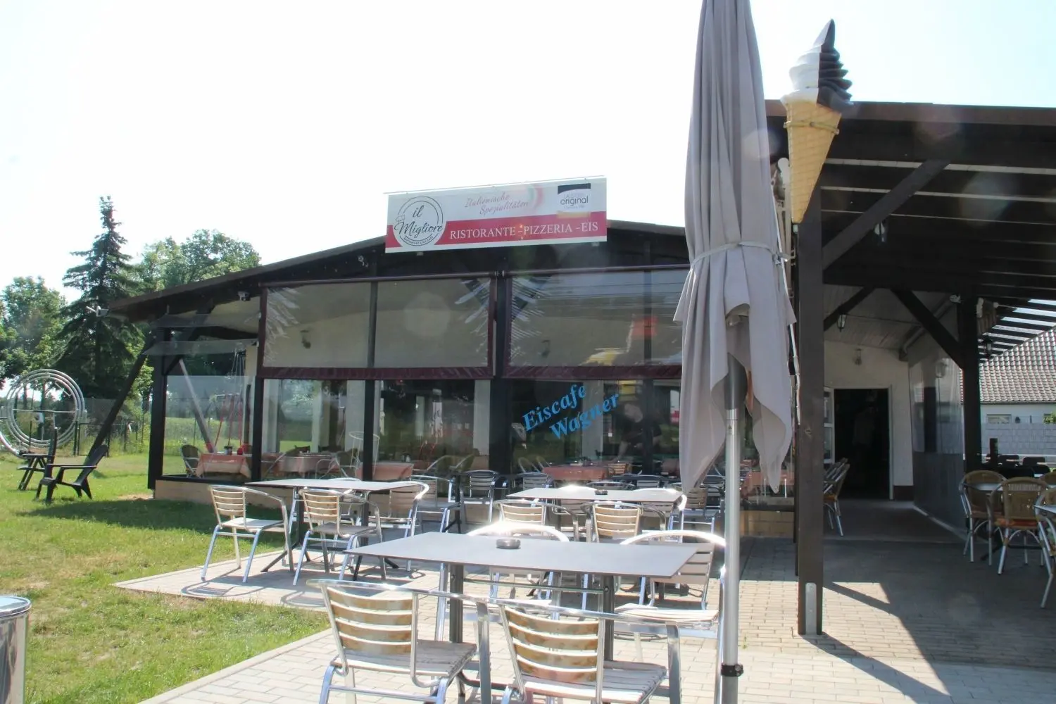 Den Freisitz direkt neben dem mit vielen Spiele-Attraktionen ausgestatteten Spielplatz gibt es im Ristorante weiterhin. Im Inneren des Gastraumes hat der neue Pächter jedoch umgebaut.