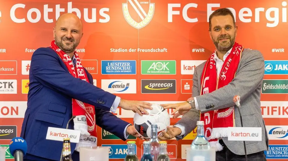 Das Energieunternehmen Leag setzt sein Sponsoring des FC Energie Cottbus fort. Jörg Waniek, Leag-Personalvorstand und Sebastian Lemke, Präsident des FC Energie Cottbus, vereinbarten den neuen Vertrag.