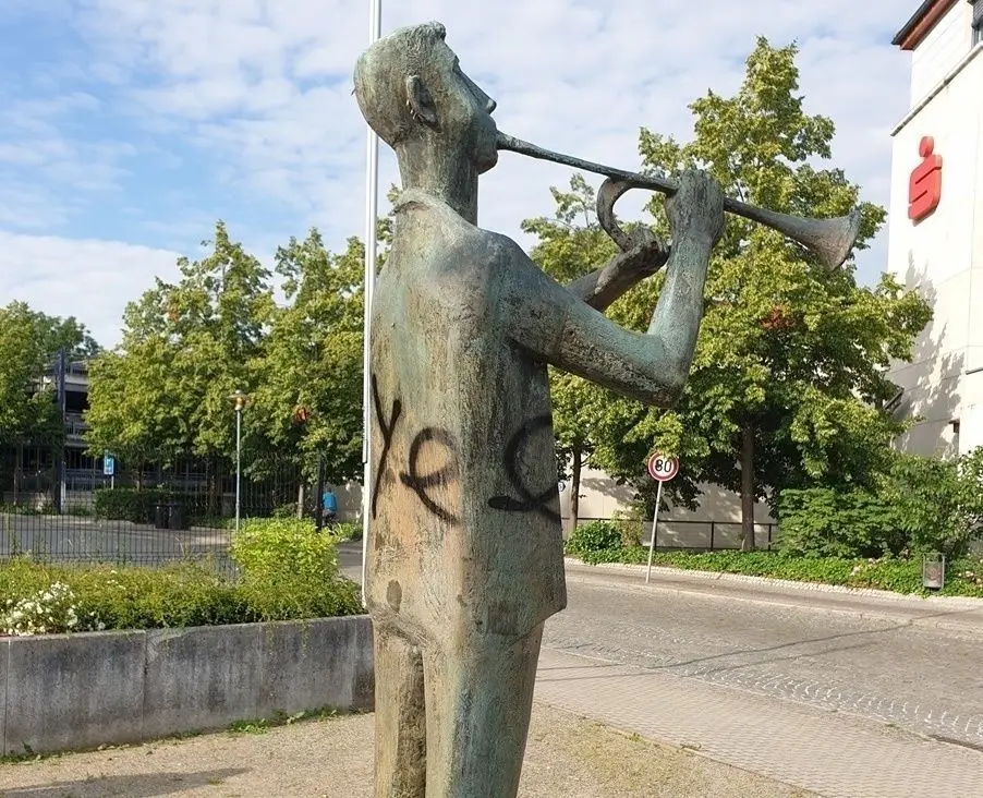Betroffen ist „Der Trompeter“ vor dem Schloss Hoyerswerda. Auch die Patina der Skulptur ist angegriffen.