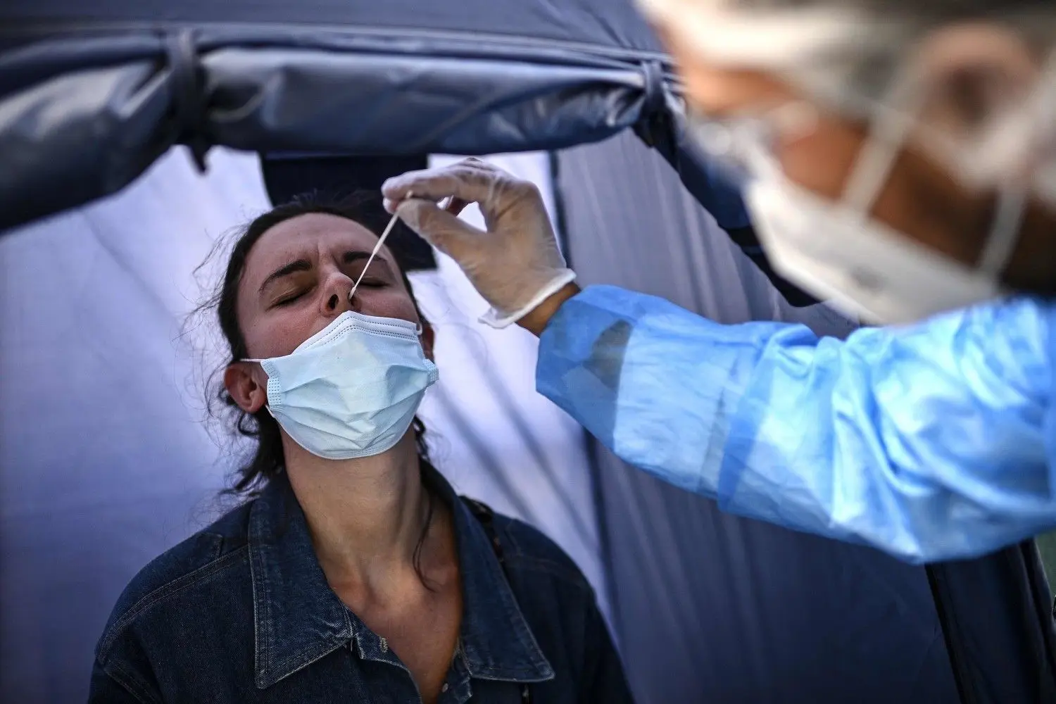Das RKI hat am Sonntag neue Zahlen des Coronavirus mitgeteilt. In Deutschland wird, wie das RKI unter der Woche mitteilte, deutlich mehr getestet. (Symbolbild)