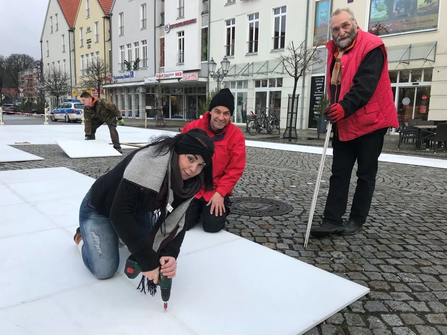 Aus Kunststoffplatten – wie hier in Spremberg – soll auch die Lübbener Eislaufbahn in diesem Jahr auf dem Marktplatz aufgebaut werden.