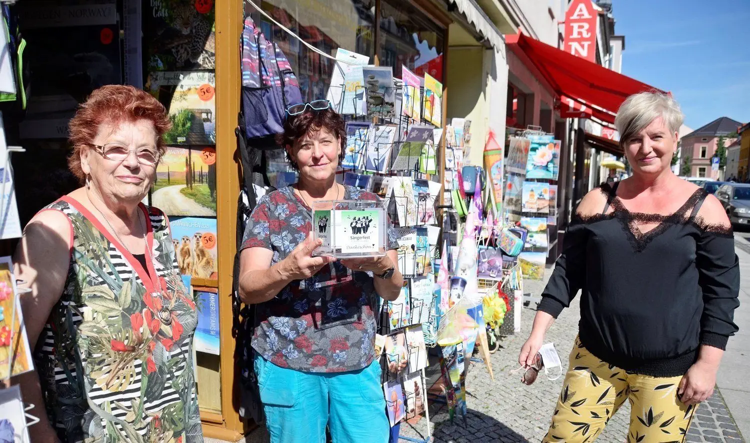 Spendenboxen für das Finsterwalder Sängerfest 2021:  Rosemarie Schmidt und Sabine Goßling (v.l.)  eine für ihren Schreibwarenladen von Katrin Gröbe, Vorsitzende des Sängerfestvereins.