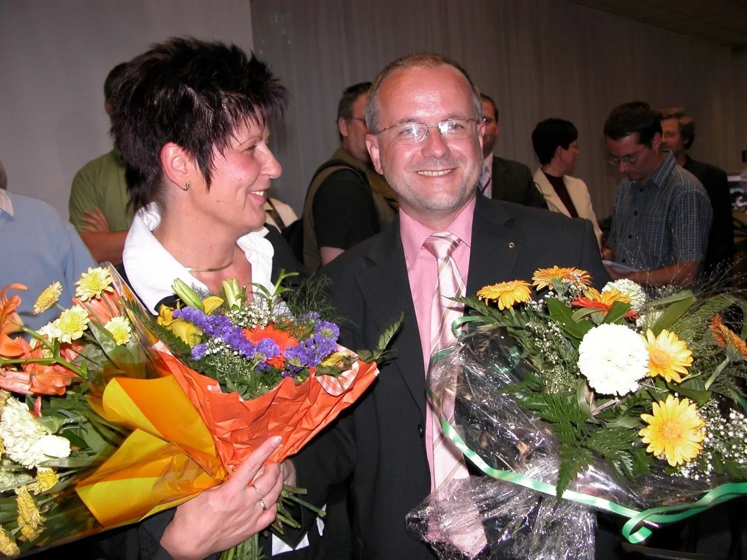 2006 – der Abend des ersten Wahlsiegs. Stefan Skora feiert mit Gattin Carmen. Lange hatten sich Skora und der unabhängige Kandidat Sandro Fiebig ein Kopf-an-Kopf-Rennen geliefert.