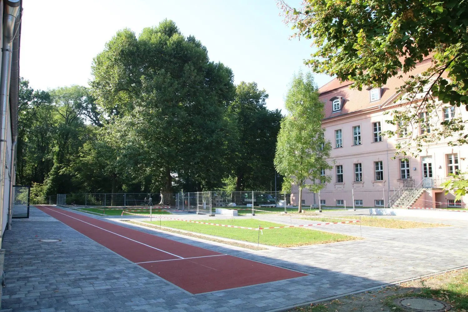 Die Sportanlagen sind als Teil des Pausenhofs für die Schüler jederzeit zugänglich.