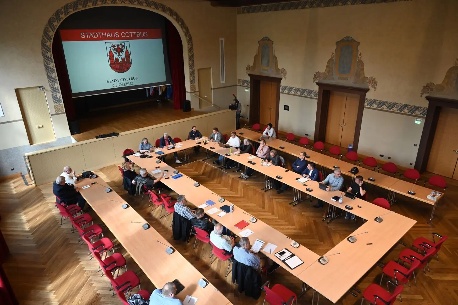 Der Bauausschuss tagt im Ratssaal des Stadthauses.