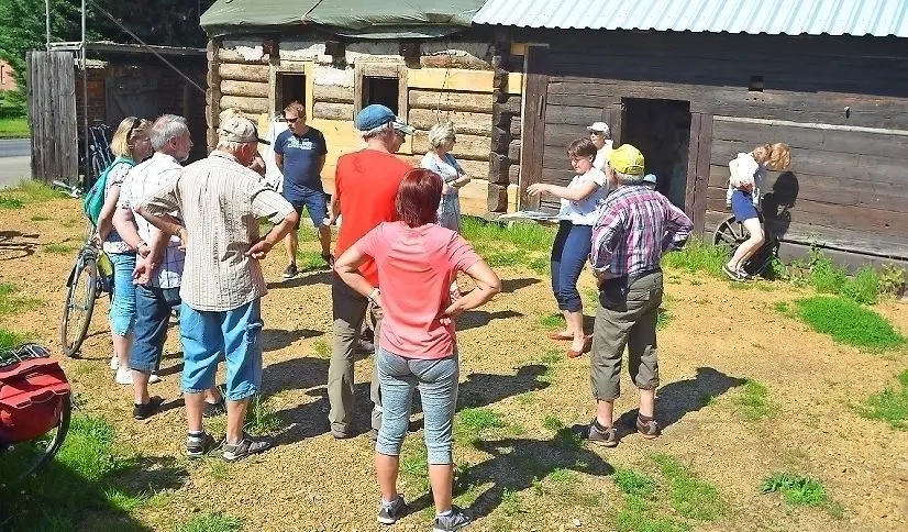 Im Schrotholzhaus Lieske (Gemeinde Neu-Seeland) informierte Simone Kloß über die Geschichte des über 300 Jahre alten Hauses. In dem Objekt macht auch die LR-Tour „Hinter den Türen der Lausitz“ Station. Start zur 30-Kilometer-Runde ist am Mittwoch, 26. Juni, um 9 Uhr. Anmeldungen unter 0355 481555 sind erforderlich.⇥