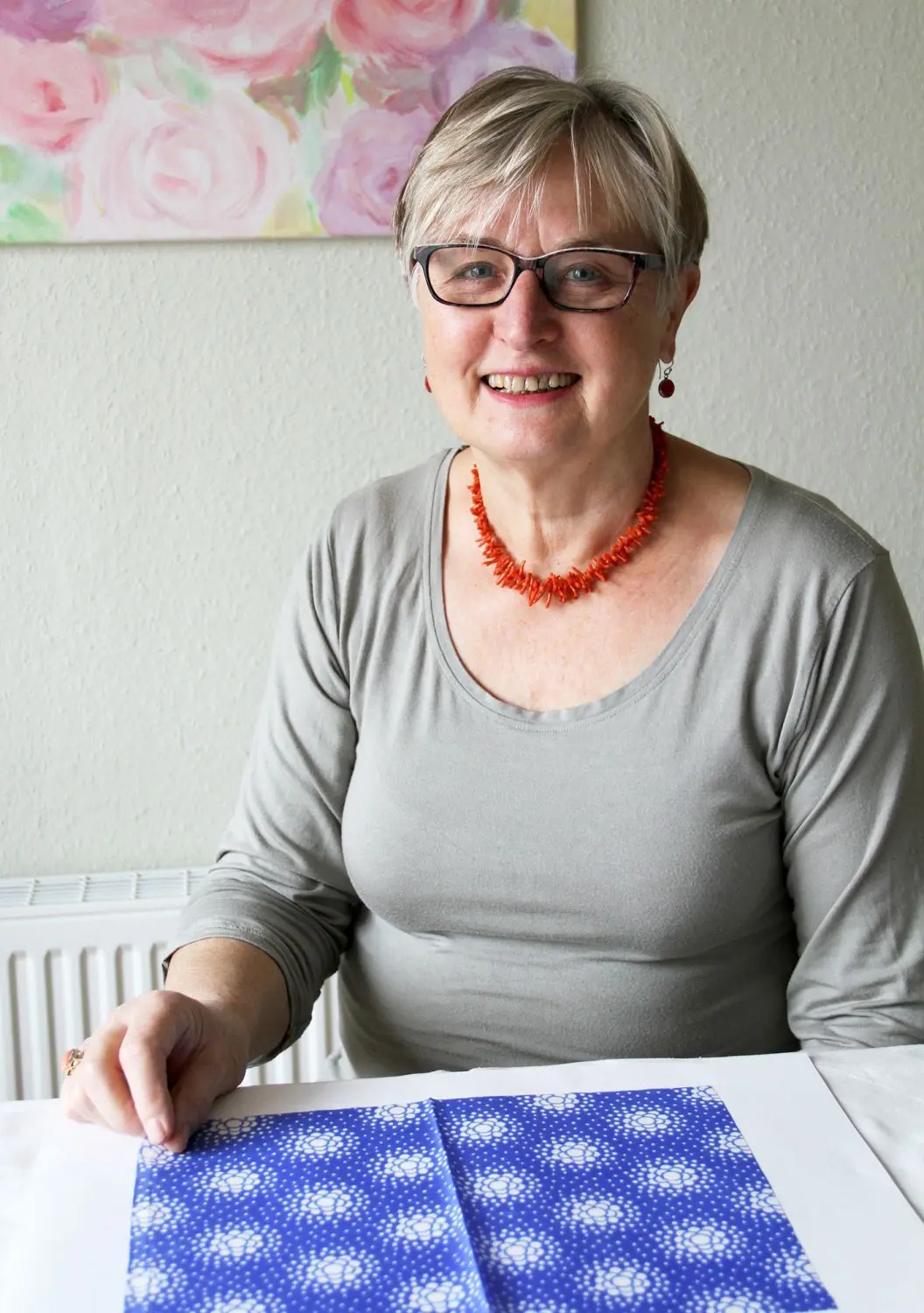 Rosemarie Böhmchen mit ihrem Stoffmuster