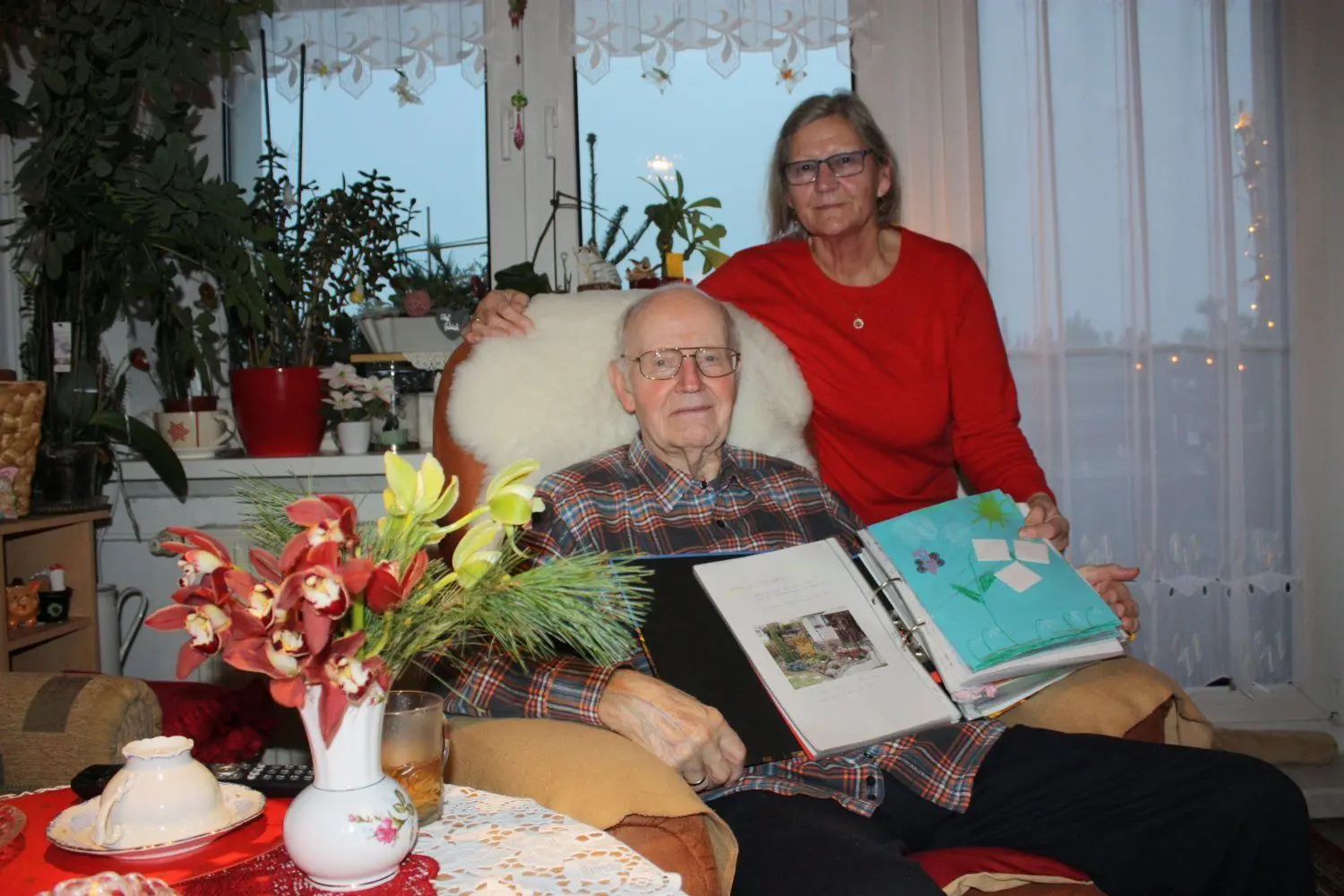 Helmut Schwarz mit seiner Frau Beate und der dicken Mappe über das geliebte Patenprojekt mit der Unesco-Projektschule Cottbus, das viele Jahre in ihrem Garten stattfand. Durch Corona fiel es aus.