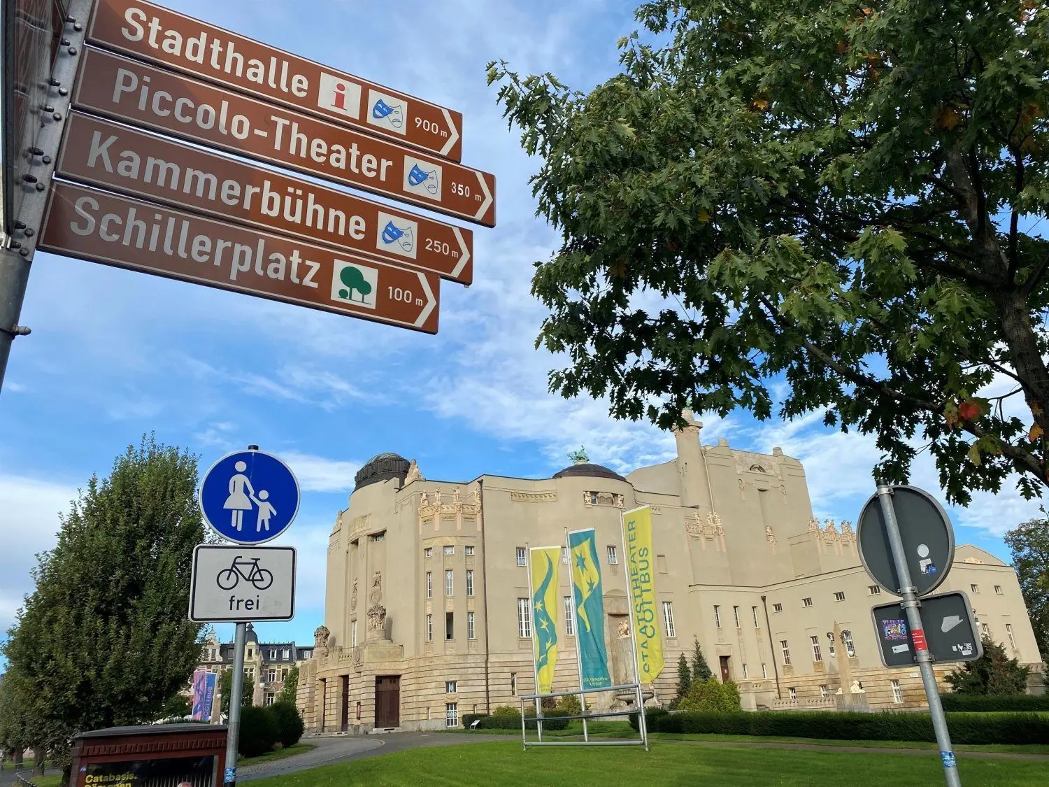 Am Staatstheater sieht das ganz anders aus: Dort gibt es Orientierungshilfe für Ortsunkundige.