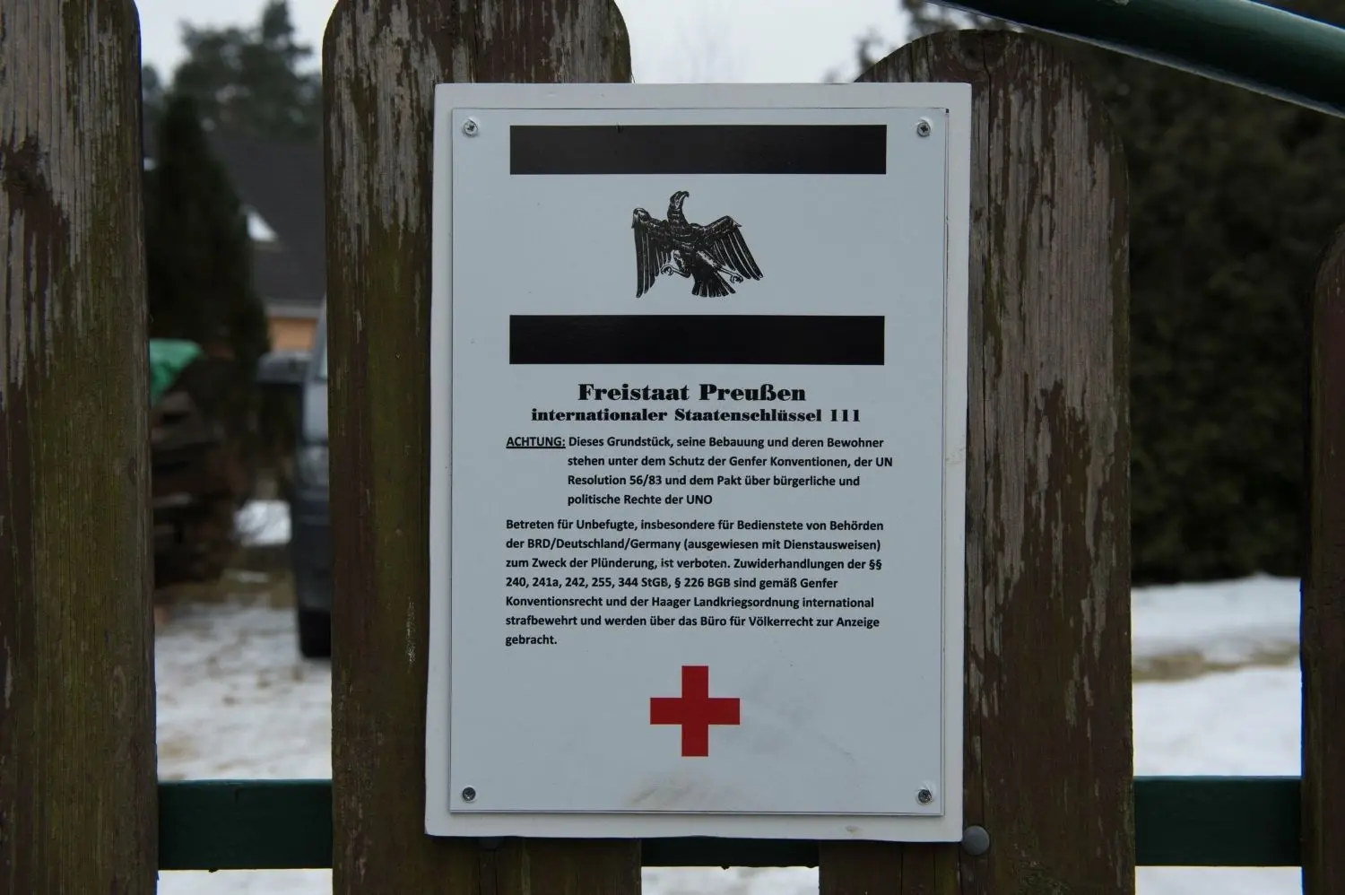 Dieses Schild an einem Grundstückstor in Cottbus weist darauf hin, dass hier sogenannte Reichsbürger wohnen.