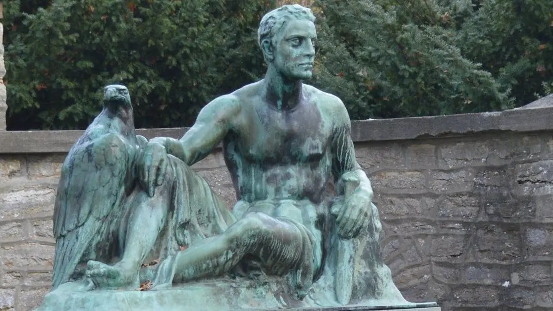 Da war der Kopf noch drauf auf dem Denkmal.