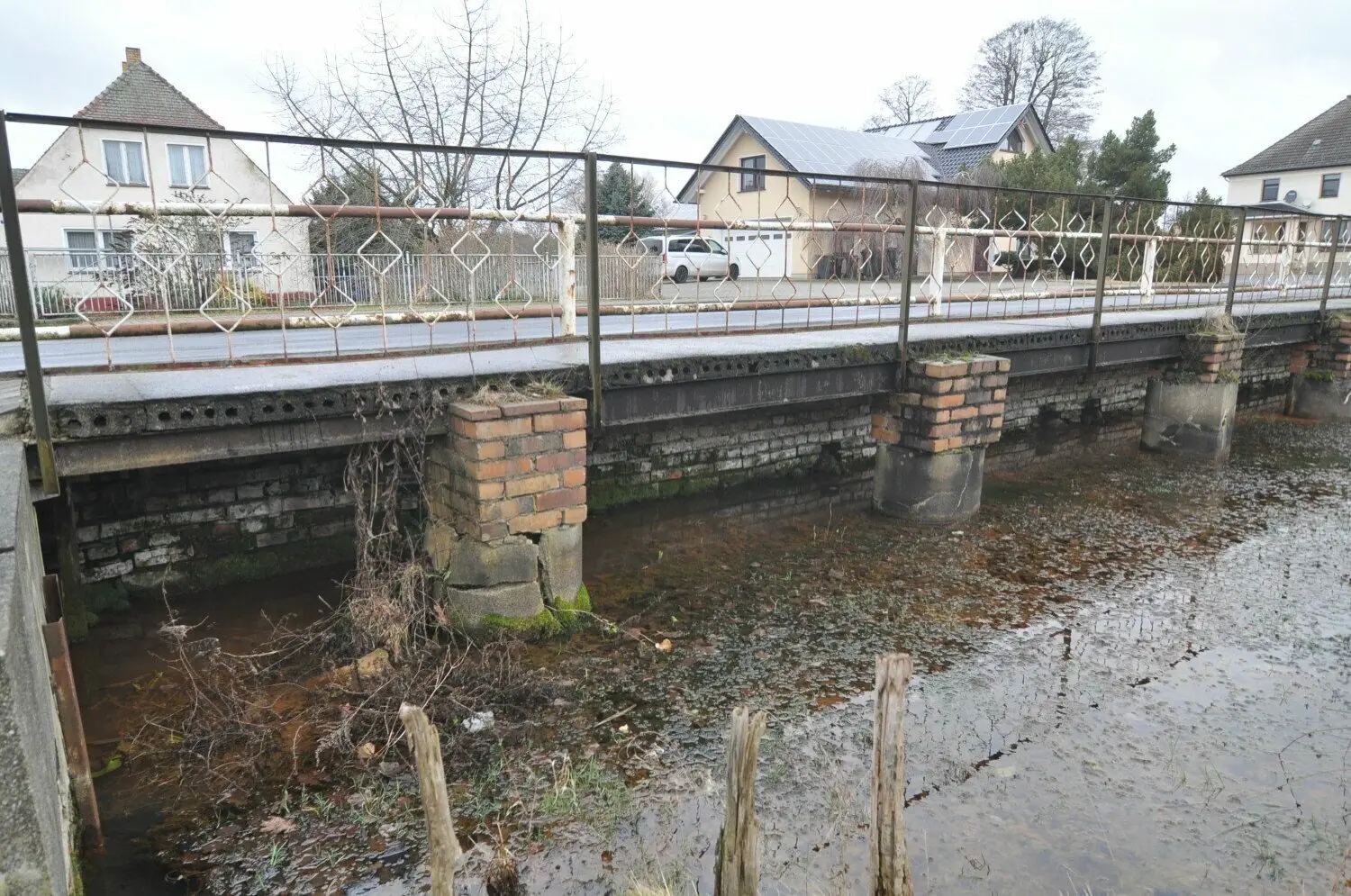 Dorfteich Wildgrube Warum der Teich stinkt und die Mauer marode ist
